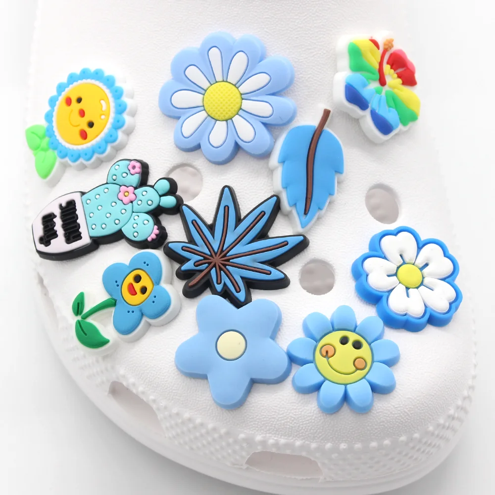 Breloques de chaussures de style bleu pour filles et enfants, accessoires de chaussures de fleur de soleil de dessin animé, sabots adaptés aux femmes, décorations en PVC, cadeaux de Noël, nouveau, 1 pièce