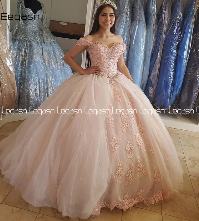 Puffy Sweet 16 Vestidos de baile con hombros descubiertos Vestido de quinceañera de tul rosa claro con cuentas de cristal Vestido de fiesta personalizado 15 16