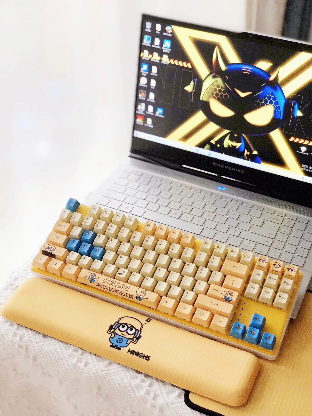 

Miniones Bluetooth Mechanical Keyboard Yellow Bello Cartoon 2.4G Wireless Backlight Gaming keyboard Mouse Hand Rest Set