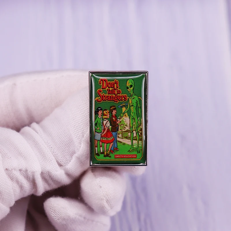 

Don't Talk To Strangers Pin Brooch Alien UFO Badge Vintage Design Collectible Fashion Jewelry Decor
