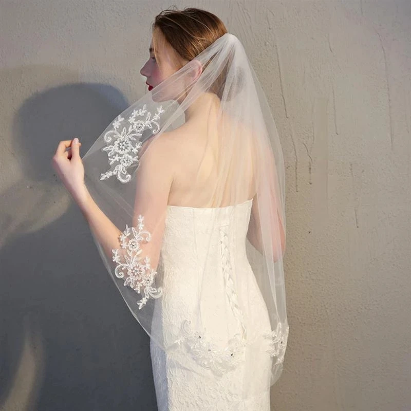 สีขาวงาช้างในสต็อกสั้นชั้นความยาวปลายนิ้ว Rhinestone Appliqued Wedding Veil เจ้าสาว Veils พ.VEIL กับหวี