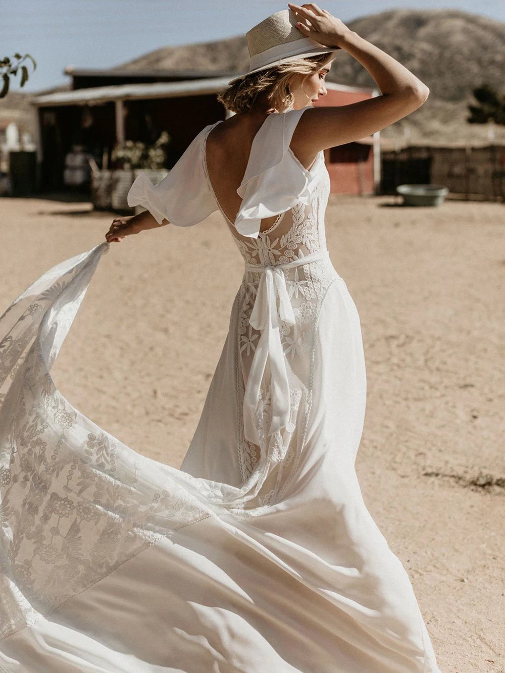 Vestido de novia de encaje romántico con cinturón de fotos reales, Mangas de capa, gasa, espalda abierta, hecho a medida, largo, rústico, cuello en V, bohemio