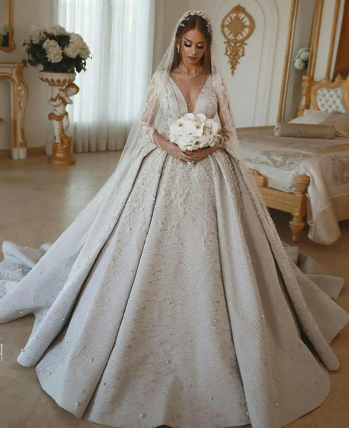 African Beads Wedding Dress 2020 V Neck Lace Appliques Long Sleeve Ball Gown Bridal Gowns Sweep Train robes de mariée