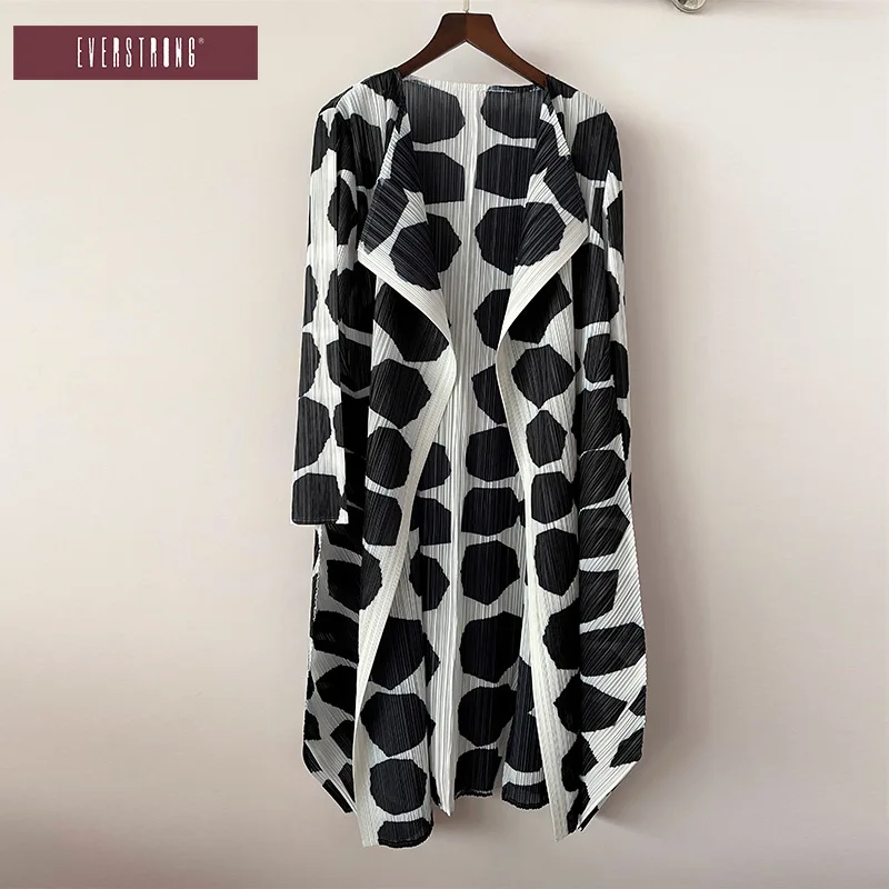 2021autumn women\'s long-sleeved trench coat Miyak fold Large size loose casual black and white printed lapel mid-length Cardigan