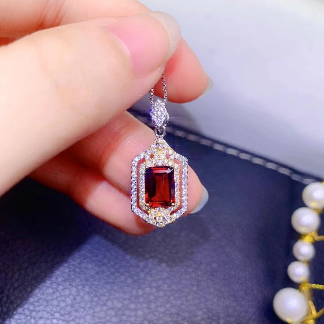 

Boutique Jewelry 925 Sterling Silver Inset With Natural Dove Red Garnet Girl Luxury Noble Rectangular Gem Pendant Necklace Suppo