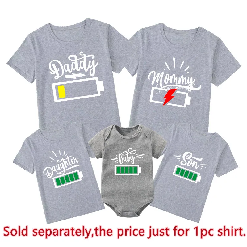 Battery Print Daddy Mommy Daughter Son Baby Family Matching Clothes Cotton Family Look Dad Mom and Me Kids Tshirts Baby Rompers