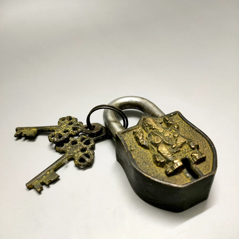 Elaborate Chinese old Buddhism bronze figure of Buddha lock with two keys