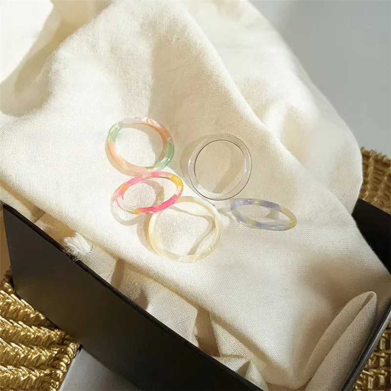 Neue koreanische ästhetische bunte Harz-Acryl-Ringe im Set für Damen – geometrische runde Ringe, temperamentvoller, vielseitiger Schmuck als Geschenk – Detail 16