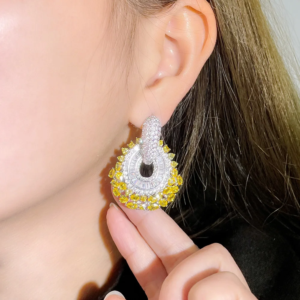 CWWZircons Top Funkelnde Gelbe CZ Große Hängende Huggie-Ohrringe für Damen Abendparty Brautschmuck Großhandel CZ105 – Detail 8