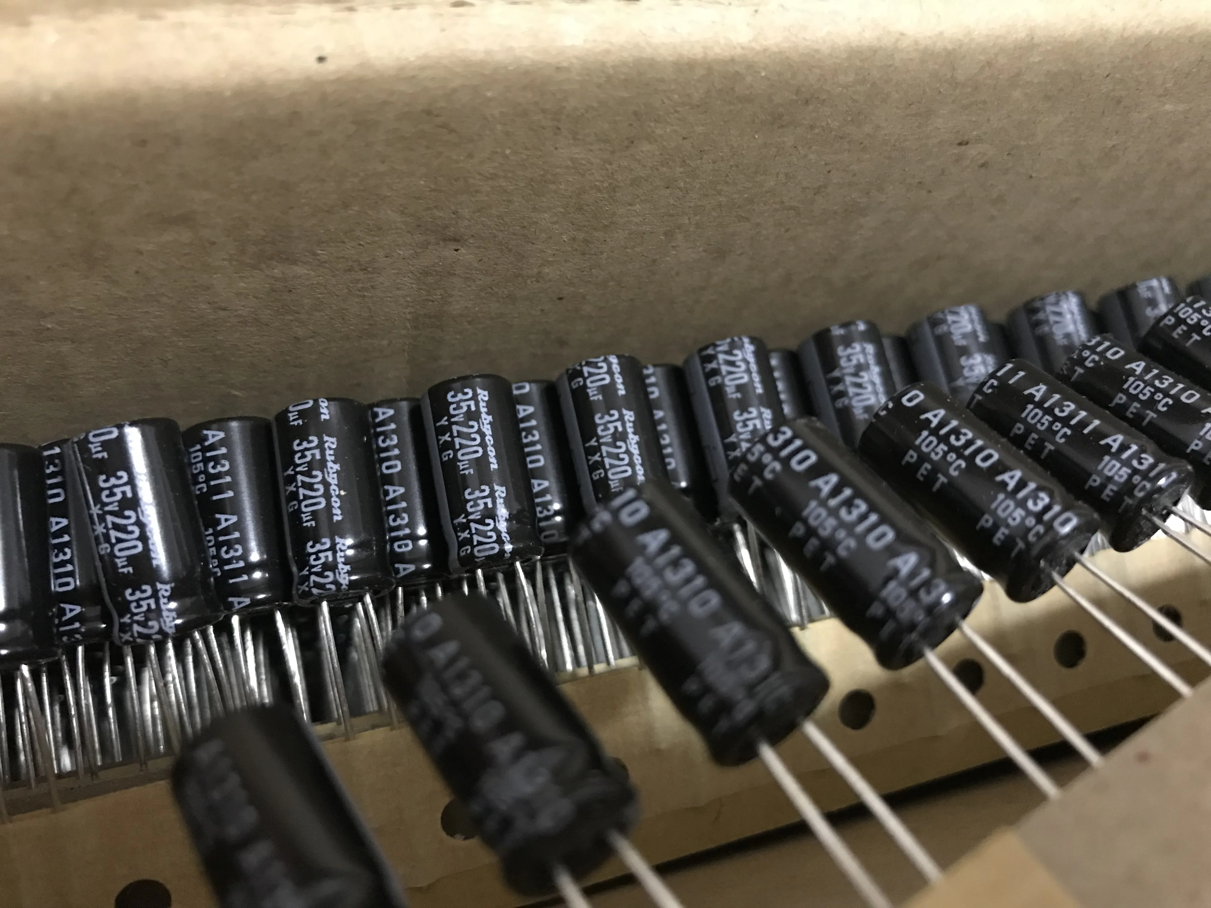 2024 NEW 10pcs RUBYCON yxg 35V220UF 8x15mm  105 degrees 220UF/35V high frequency low resistance and long life  220uf 35V