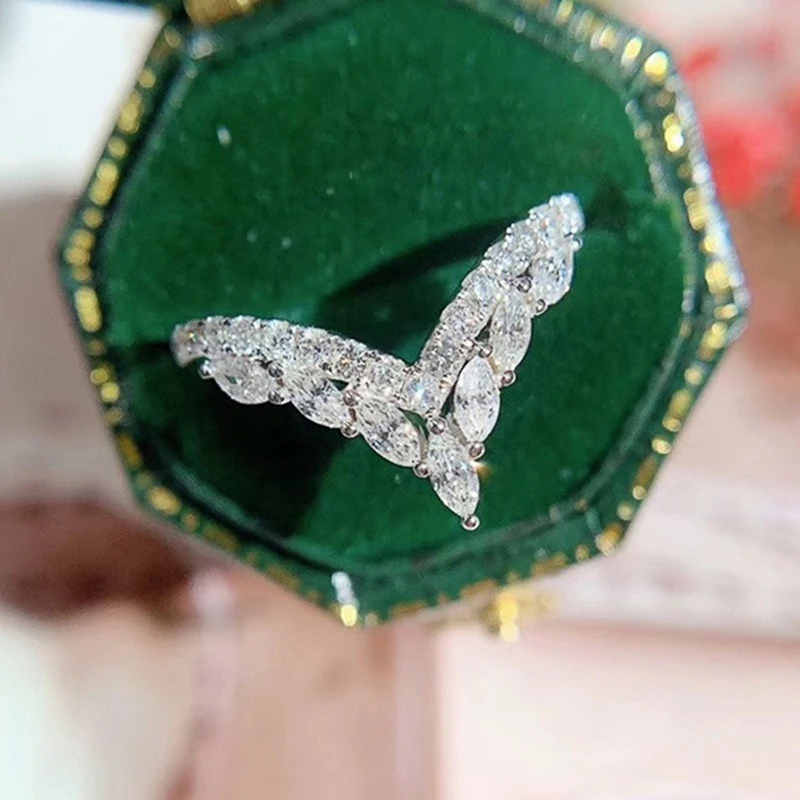 Huitan Fancy Female Ring V-shaped Design Fashion Contracted Style Dazzling Cubic Zirconia High Quality Luxury Jewelry for Women