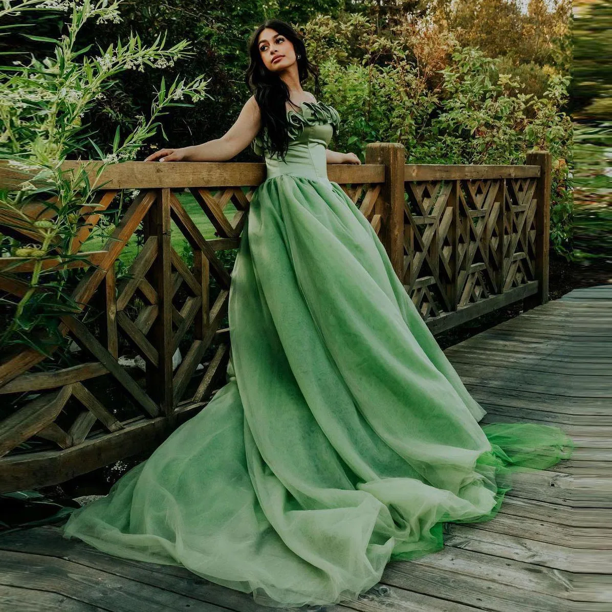 Vestido Floral verde sin tirantes con cordones en la espalda, vestido de baile en capas de tul, vestidos de noche con tren, elegante vestido de boda