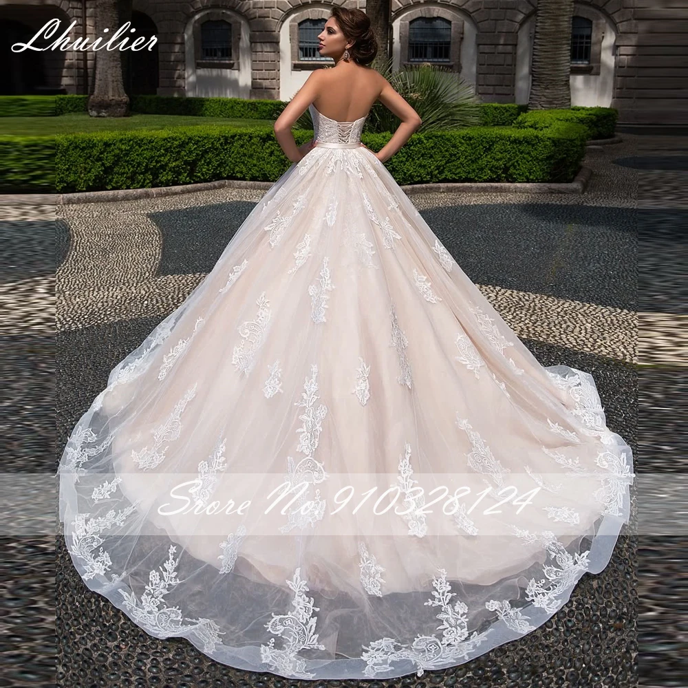 Suknie ślubne Lhuilier na zamówienie, fason A, bez ramiączek, z koronkowymi aplikacjami, długość do podłogi, bez rękawów, z odpinanym trenem.