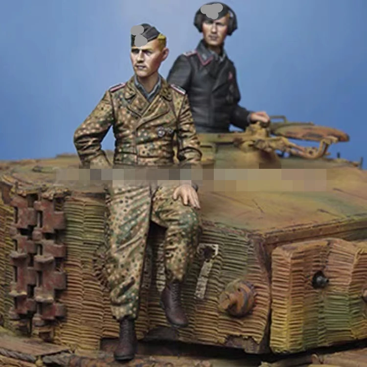 1/35 Resin Figure model kits modeling 2 tank soldiers at rest Unassembled and unpainted