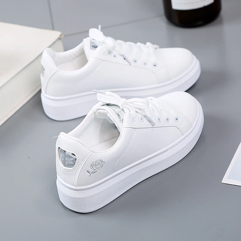 2021 Vrouwen Casual Loopschoenen Nieuwe Lente Vrouwen Schoenen Mode Geborduurde Kleine Witte Sneakers Ademend Bloem Kant-Up