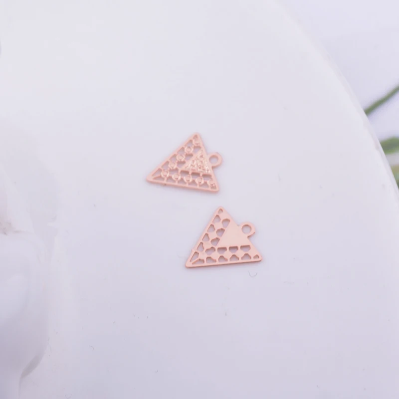 100 Stück AC11639 10*12mm Filigrane Mini-Dreieck-Anhänger aus Metall-Messing, Dünne Geometrische Anhänger für DIY-Schmuck- und Ohrringherstellung – Detail 7