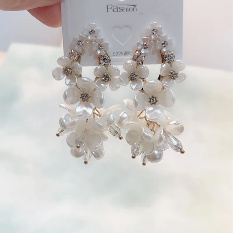 MWsonya Fashion Palace Style Korean Pearl Flowers Dangle Earrings for Women Rhinestone Wedding Earrings Exquisite Party Earrings