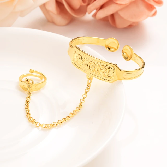 Pulsera con anillo de oro sale