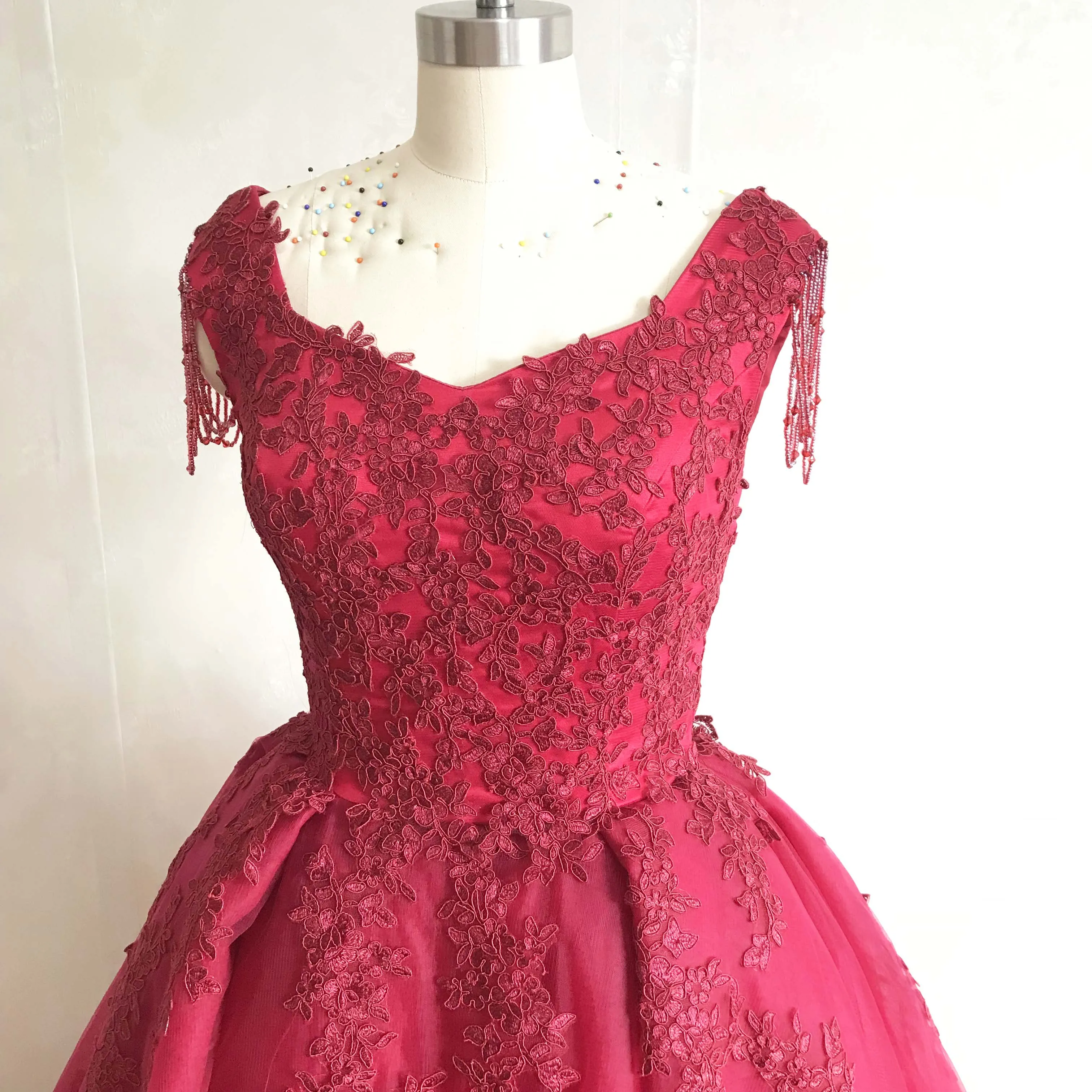 YSF ที่กําหนดเอง Burgundy Vestidos De Fiesta Juliet คอ Appliqued ลูกไม้ประดับด้วยลูกปัดพู่จีบชุดราตรีสาย