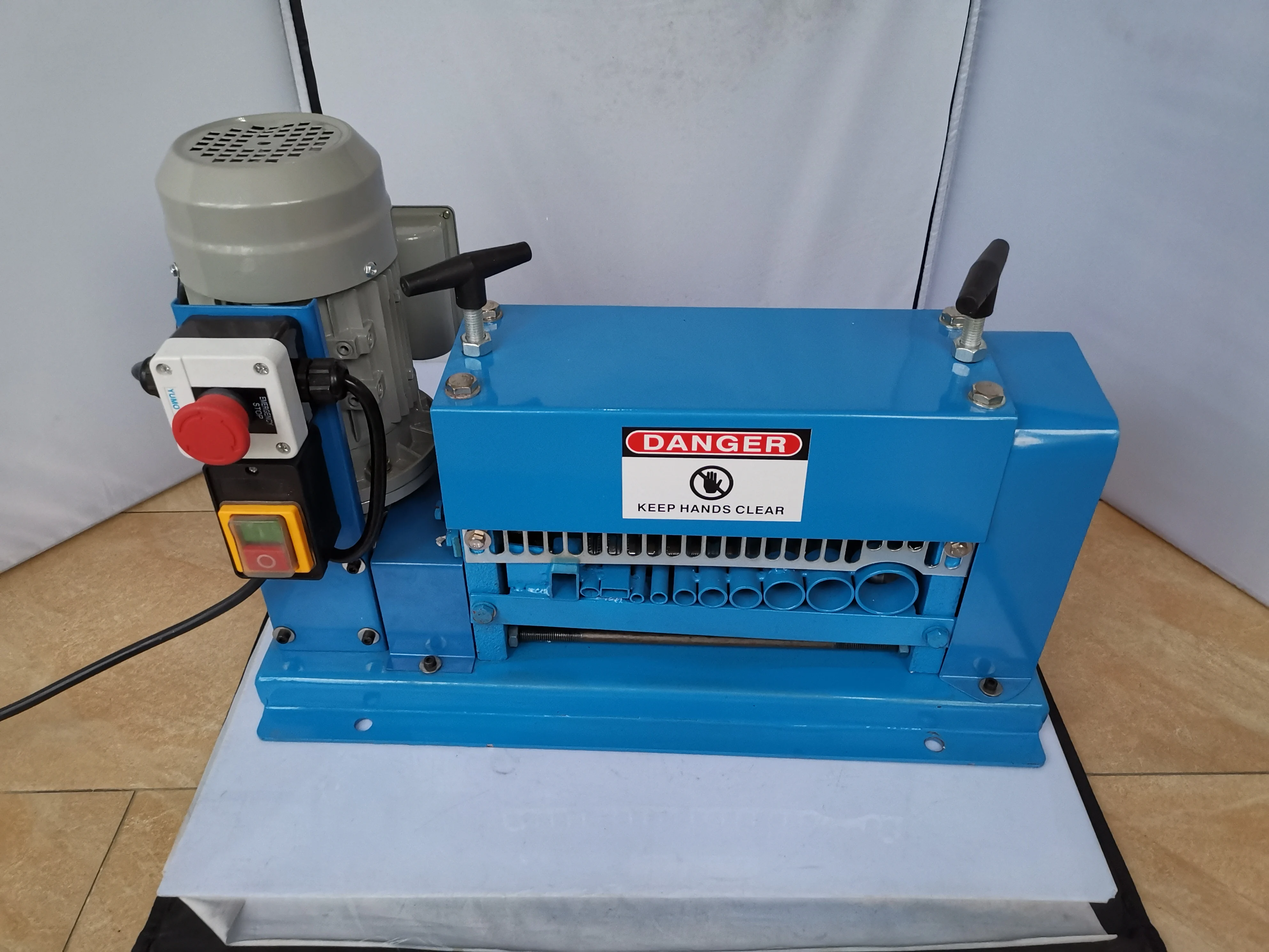 

AMWS-38 Large Powered Electric Wire Stripping Machine,1.5-38mm diameter Scrap copper wire cable wire Stripper machine Peeler