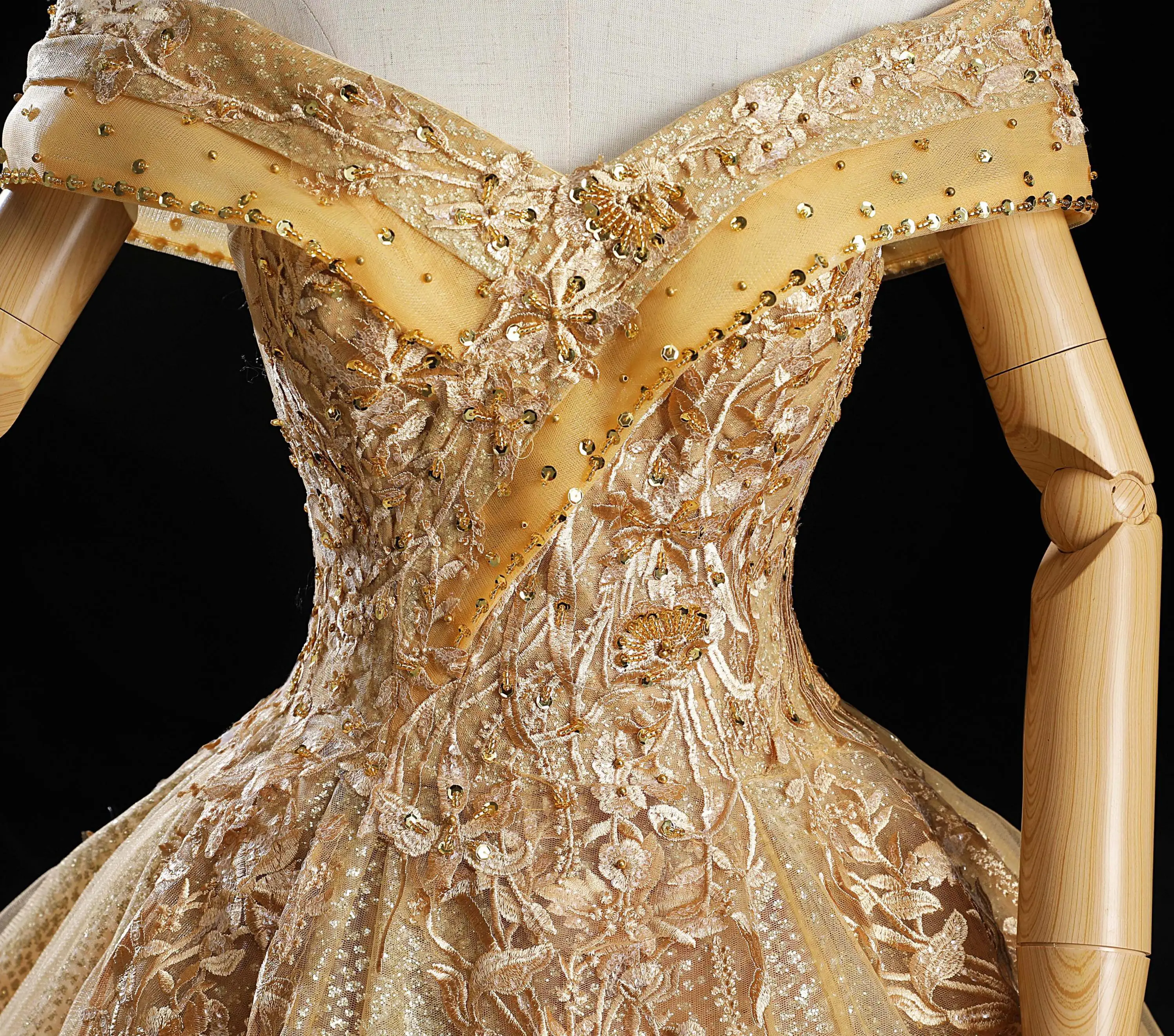 Gold ชุดเดรสปาร์ตี้ปิดไหล่ V คอชุดไปงานเต้นรำ Luxury Lace Vintage Quinceanera เดรสพลัสขนาด Vestidos