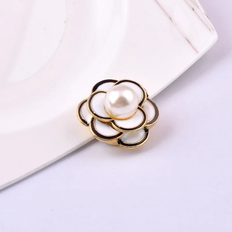 High-grade Camellia Flower Magnet Brooch Pearl Strong Metal Plating Magnetic No Hole Pin Brooches for Women Clothing Accessories