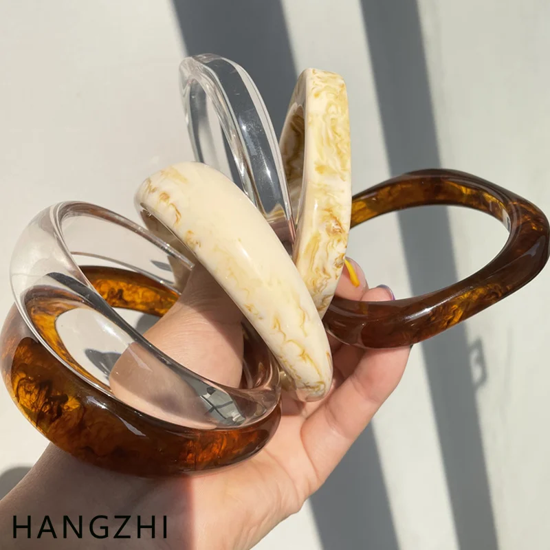 HANGZHI 2021 New Korea Retro Irregular Geometric Round Resin Acrylic Bangle Bracelet for Women Girl Fashion Travel Party Jewelry