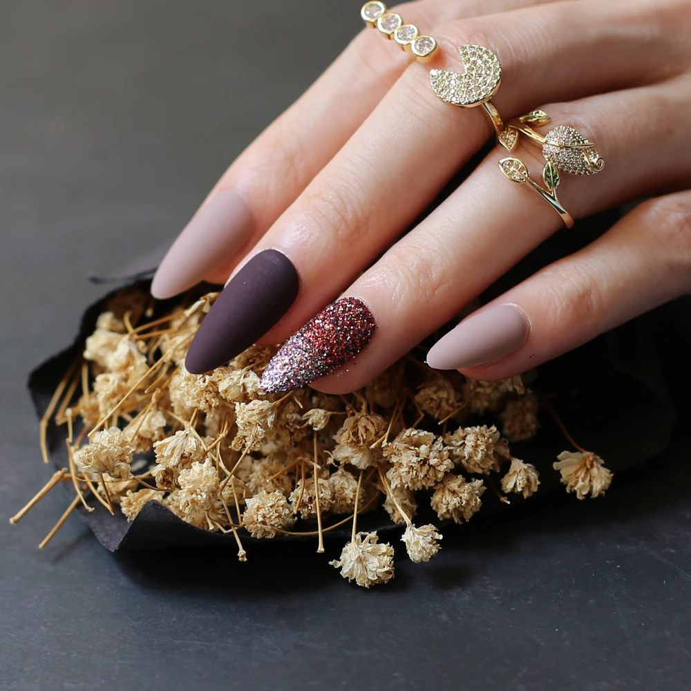 Ensemble complet de 28 faux-ongles à paillettes, mélange de café foncé, nude, stiletto, mat, dégradé noir, mariage