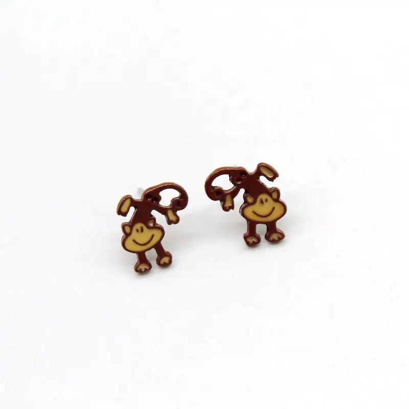 

Cartoon dripping oil monkey earrings, fashionable hip-hop style, suitable for cute girls.