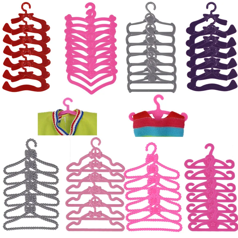 20 Pcs / Lot Cute Mini Mixed Plastic Various Colors Of Hangers Dolls Accessories Fit Bar bie Doll Wardrobe Dollhouse Toy