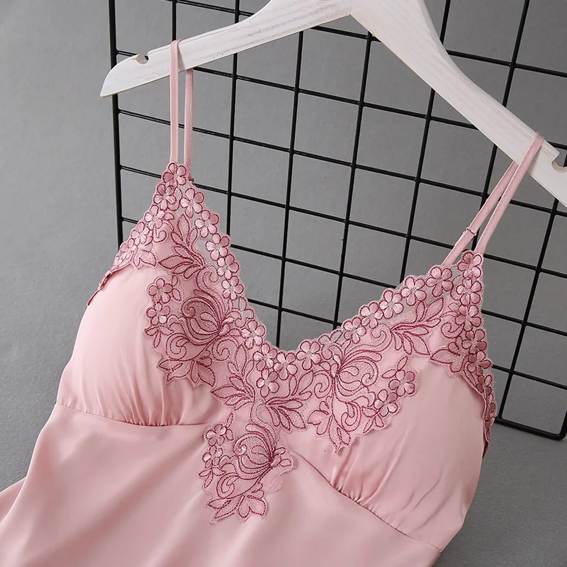 Pijamas suaves de seda de hielo para mujer, conjunto de pantalones cortos con tirantes finos y escote en V, bordado, Sexy, ropa de dormir