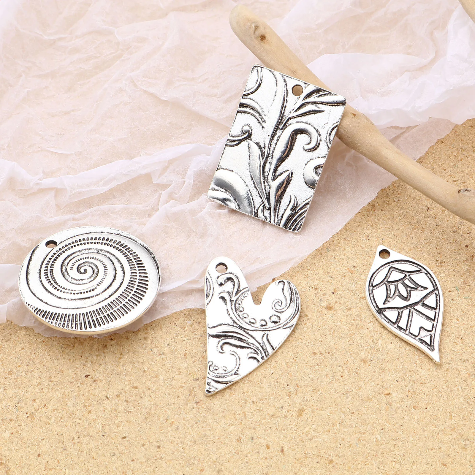 10PCs Vintage Round Heart Charms Antique Silver Color Leaf Swirl Pattern Metal Pendants DIY Making Necklace Earrings Jewelry