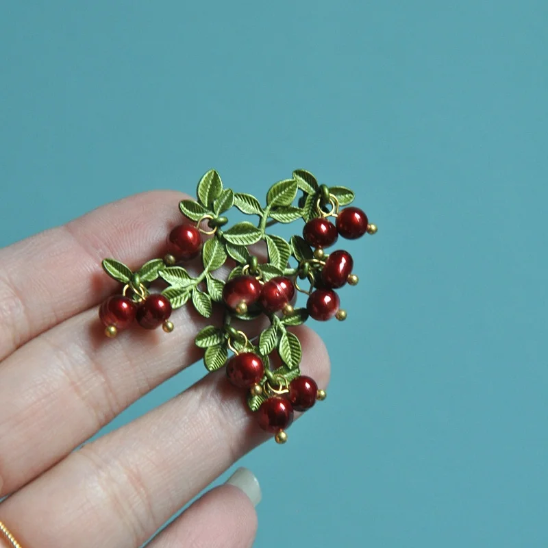 New Elegant Retro Green Cranberry Brooch Metal Pin Pearl Plant Leaf Brooches For Women Collar Accessories Jewelry