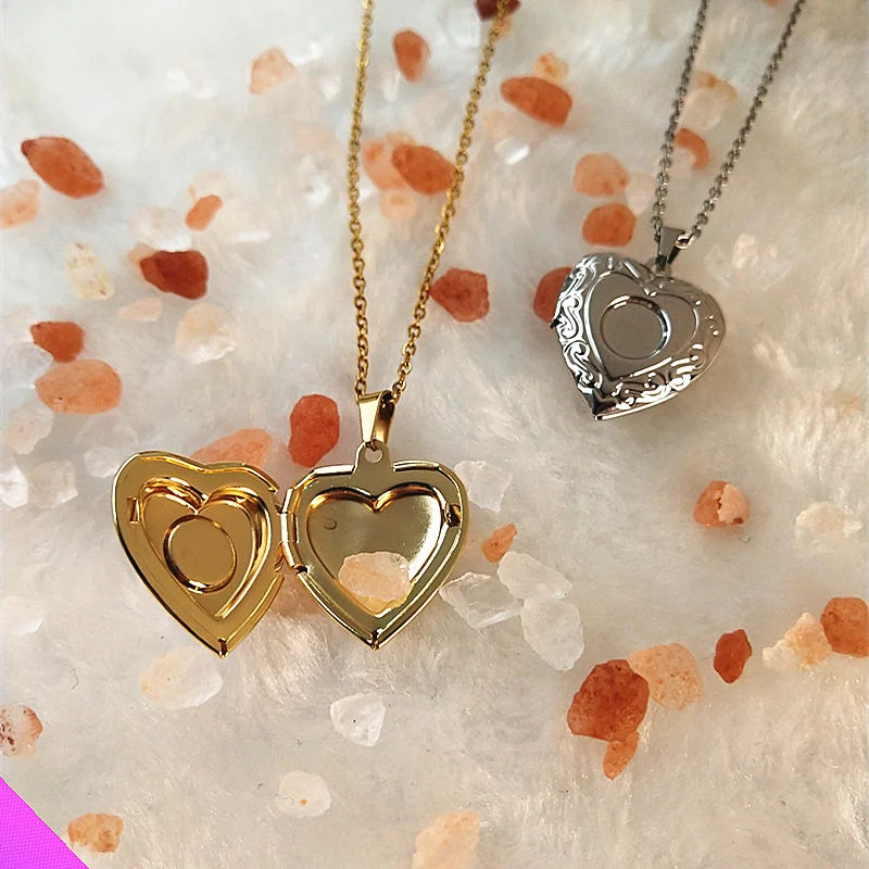 

Wholesale heart-shaped photo frame box pendant embossed round pattern photo box necklace ladies classic jewelry gift 2 colors