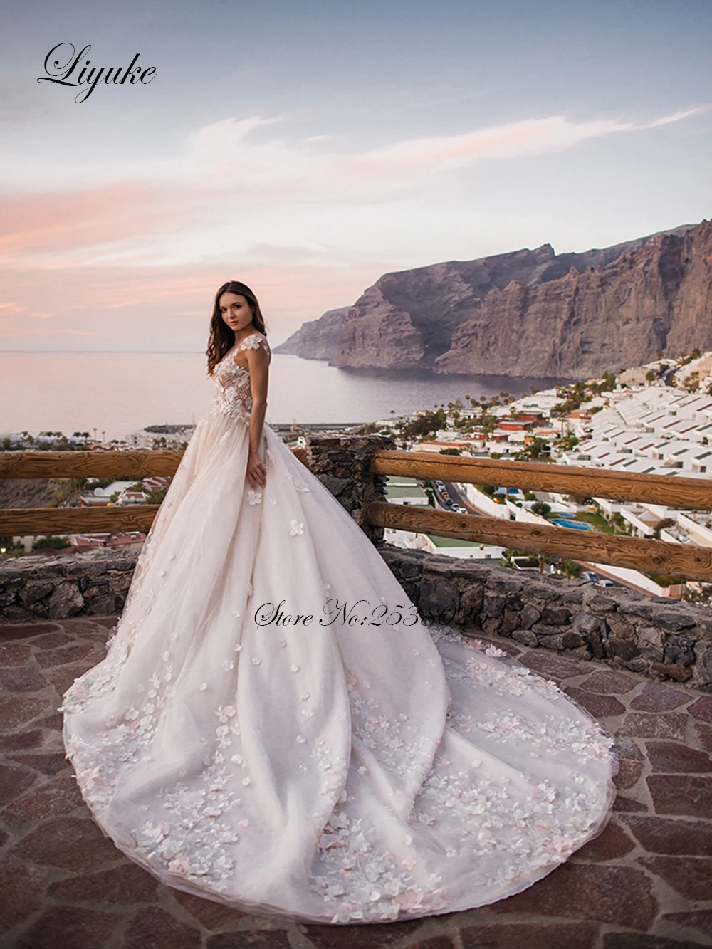 Liyuke Precioso vestido de novia de línea A con espalda en V Elegante vestido de novia de lujo de tul de malla