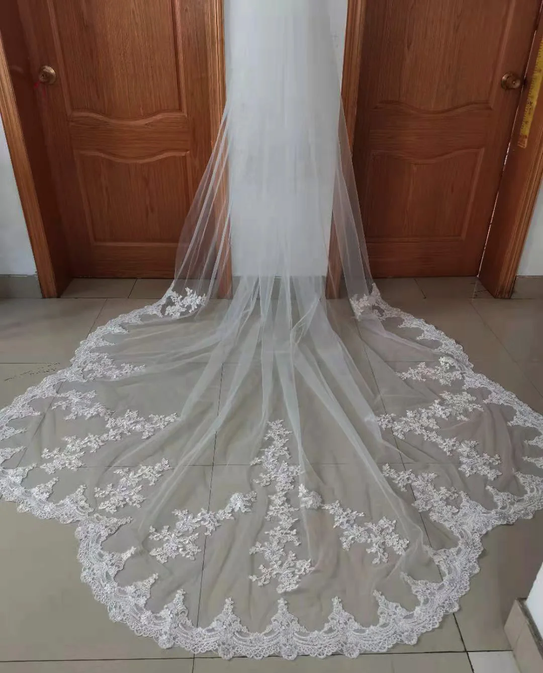 Neue Heiße Weiß/Elfenbein Schöne Kathedrale Länge Spitze Rand Hochzeit Schleier Mit Kamm Lange Braut Schleier Mariage plus größe