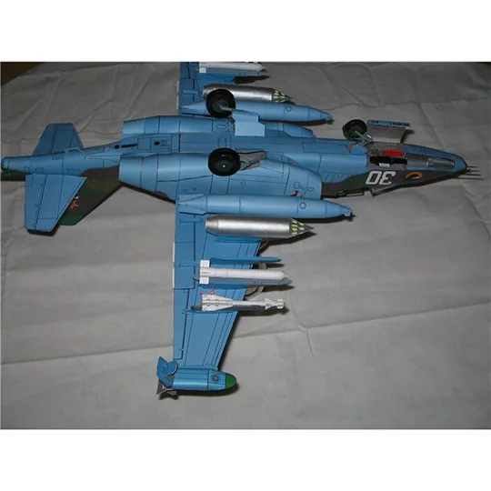 47*43 centimetri Sukhoi Su-25 Frogfoot Aerei Da Combattimento FAI DA TE 3D Carta di Carta di Costruzione di Modello Imposta Giocattoli Educativi Modello Militare 1:33