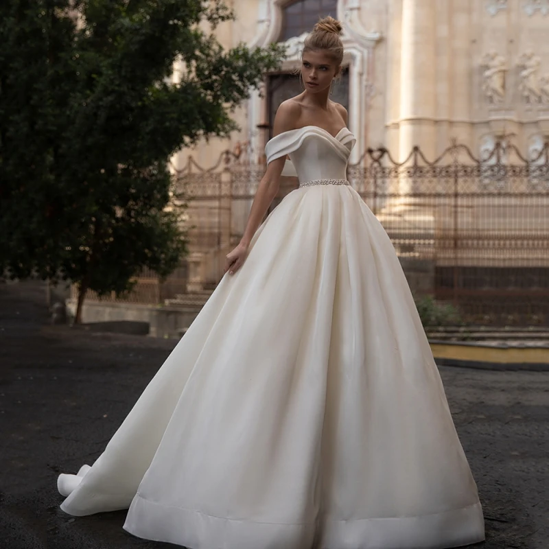 Vestido de novia de satén con cuello en V, color marfil personalizado, precioso vestido de novia con hombros descubiertos y cinturón con cuentas