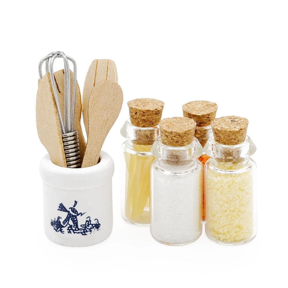 

Odoria 1:12 Miniature 4Pcs Glass Spice Jars and Egg Beater Pottery Holder Set Cookware Kitchen Doll House Accessories Decoration