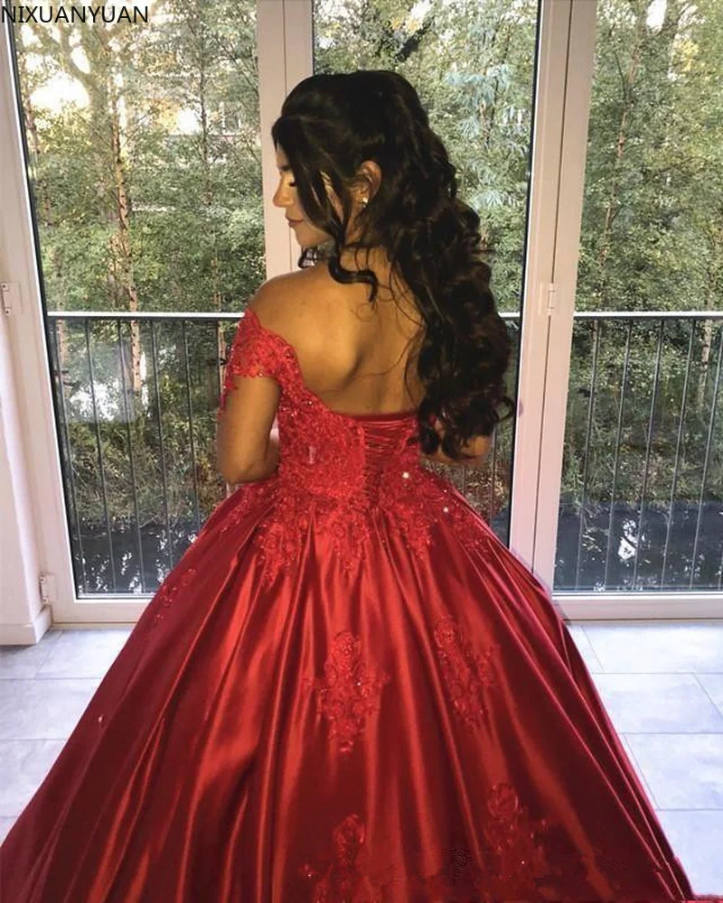 2021 Sexy Đỏ Đậm Bầu Quinceanera Áo Lệch Vai Ren Hạt Satin Sweet 16 Phồng Đảng Cuộc Thi Vũ Hội Buổi Tối bộ Đồ Bầu