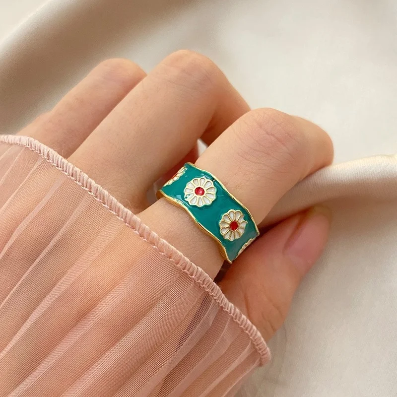 

2024 Woman Rings Korean Fashion Gothic Accessories Retro Enamel Colored Glaze Little Daisy Wide Ring Gold Jewelry Anillos Mujer