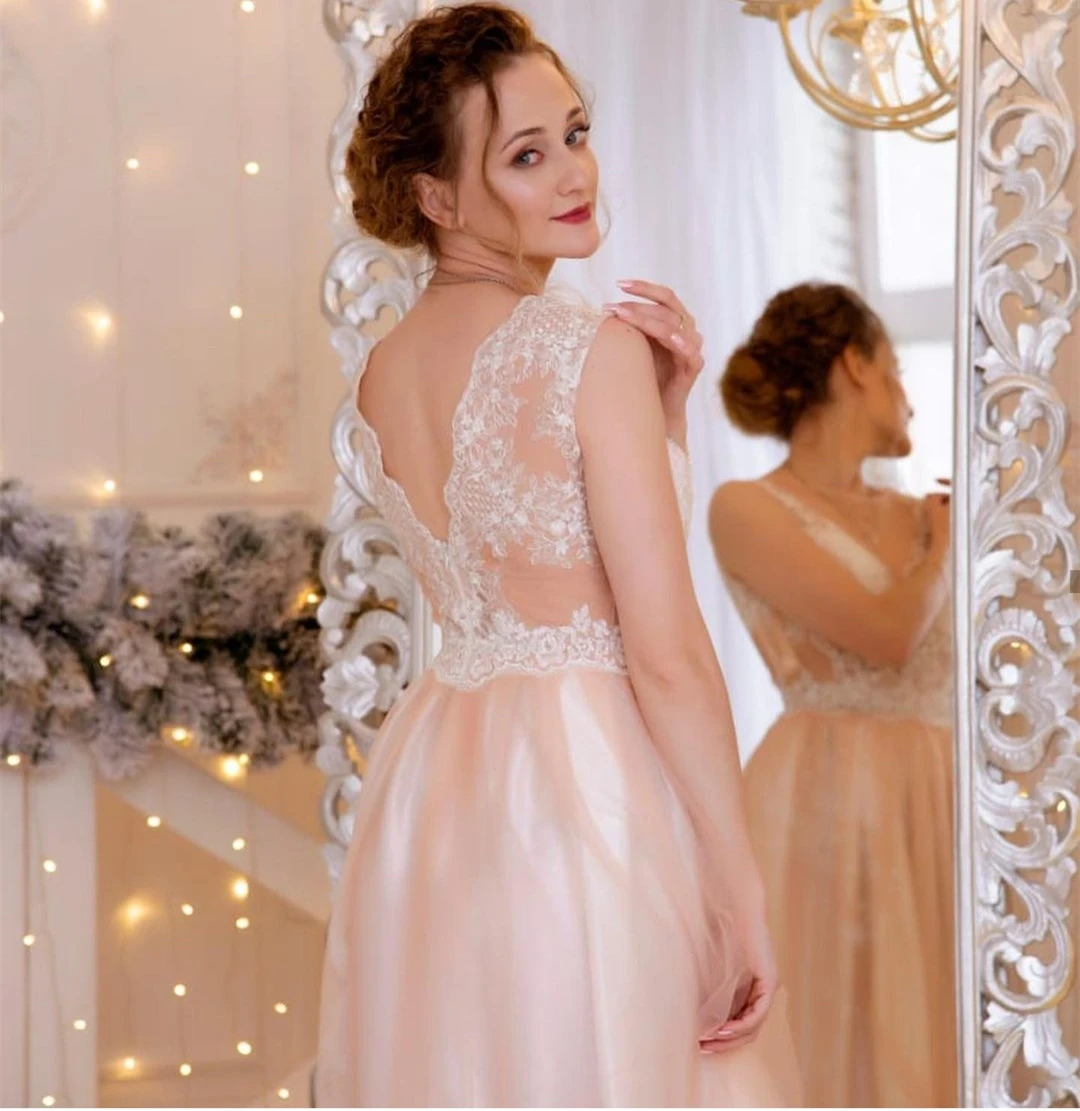 Robe De mariée coupe A-Line, longueur au sol, col en v, Tulle, clair, Champagne, dos nu, cour, traîne