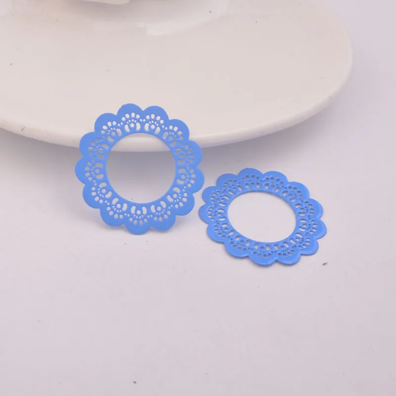 50 Stück AB1434 30mm Runde Blumenanhänger aus Messing, Filigran-Blumenanhänger, DIY-Schmuckzubehör für die Herstellung von Ohrringen – Detail 4