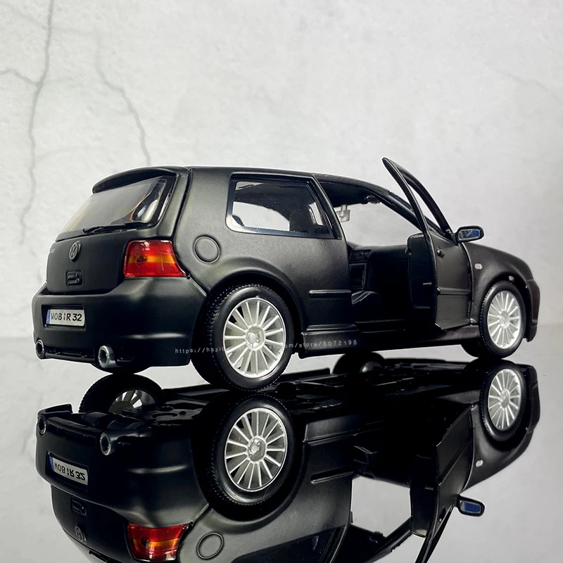 Maisto New 1:24 Volkswagen Golf R32 simulation alloy car model collection gift toy boys Toys