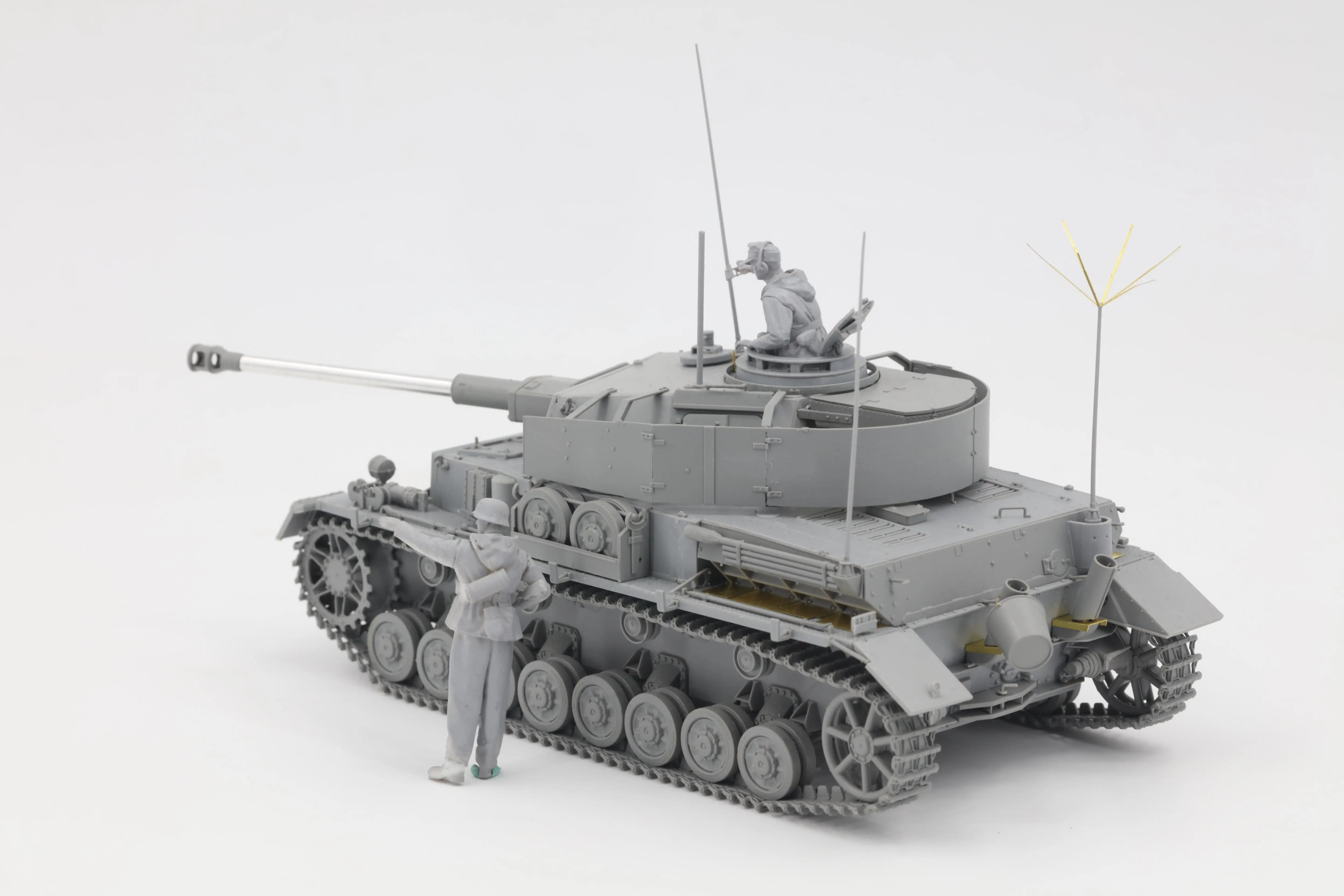 Border BT-006 1:35 Pz.Beob.Wg.IV Ausf.J w/Commander*Infantry Plastic Model Kit