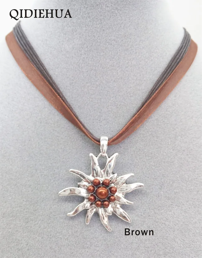 Traditional Bavarian Pearl Necklace Fiona with Rhinestones Edelweiss Pendant for Ladies Costume Oktoberfest Jewelry