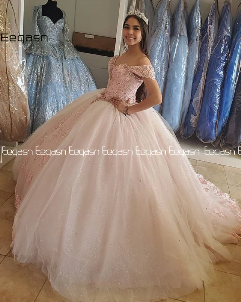 Puffy Sweet 16 Vestidos de baile con hombros descubiertos Vestido de quinceañera de tul rosa claro con cuentas de cristal Vestido de fiesta personalizado 15 16