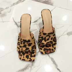 Urocze Leopard Square Toe Sexy cienki wysoki obcas kobiet sandały europa, USA 2021 letnie nowe mody uniwersalne klapki damskie buty