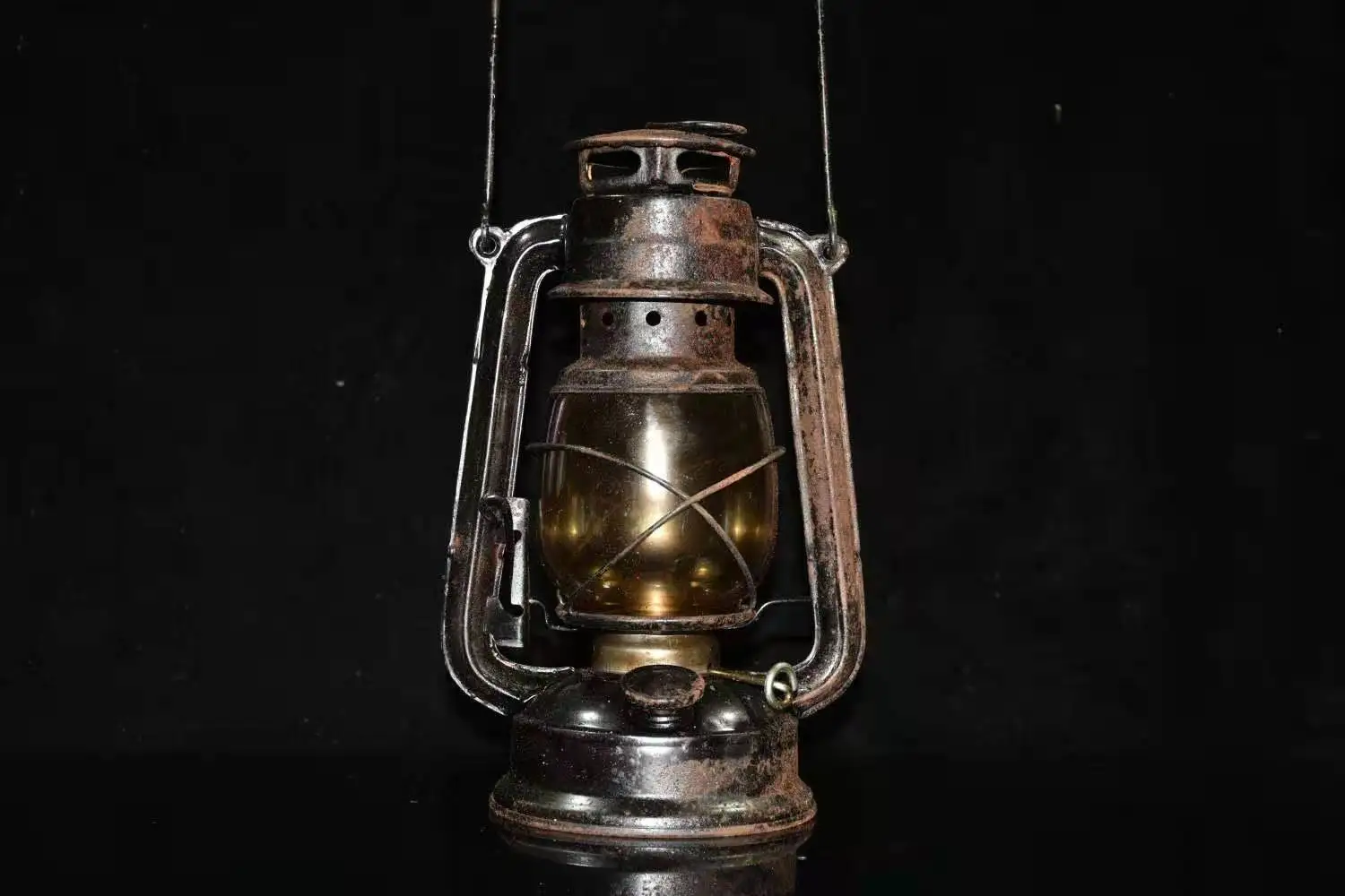 

Rare Old Qing Dynasty(810-927) Collection Iron &glass barn lantern，Film and television guide, classical decoration