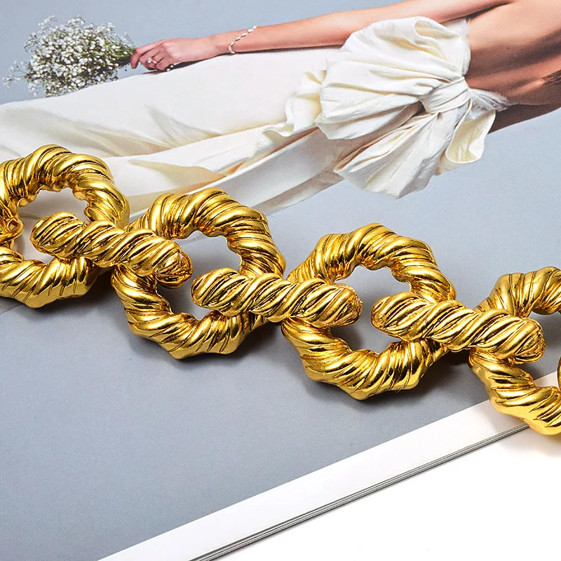 The high quality fashion exquisite bracelet, the unique large circle bracelet, the female fashion excellent jewelry
